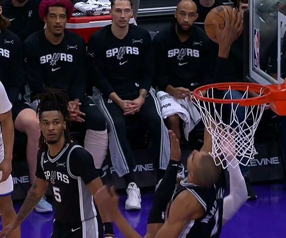 球速体育官网入口-太逆天了也！菲利波夫斯基强硬抛投 文班亚马补防长舒猿臂抓帽