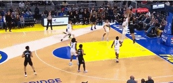 球速官网首页-平地起惊雷！贝兰热持球突破 一飞冲天力压赫夫暴力隔扣